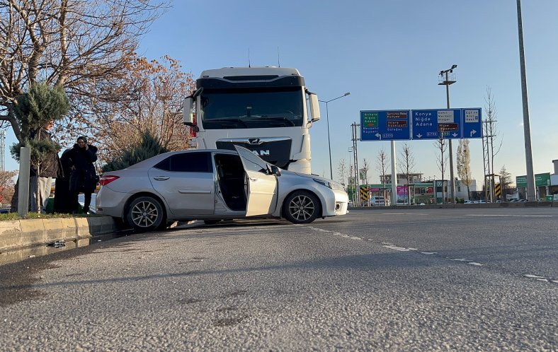 Tırın önünde sürüklenen otomobilde 3 kişi yaralandı