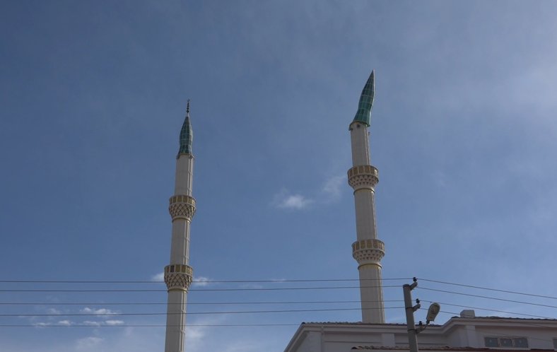 CAMİNİN KÜLAHI ŞİDDETLİ RÜZGARA DAYANAMADI