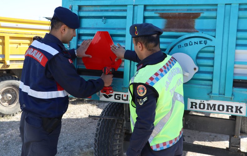 Jandarma, Traktör Sürücülerine Reflektör Dağıttı