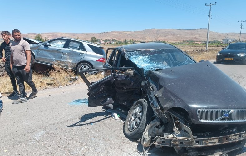 Sağlık Girişinde Feci Kaza 1’i Ağır 4 Yaralı