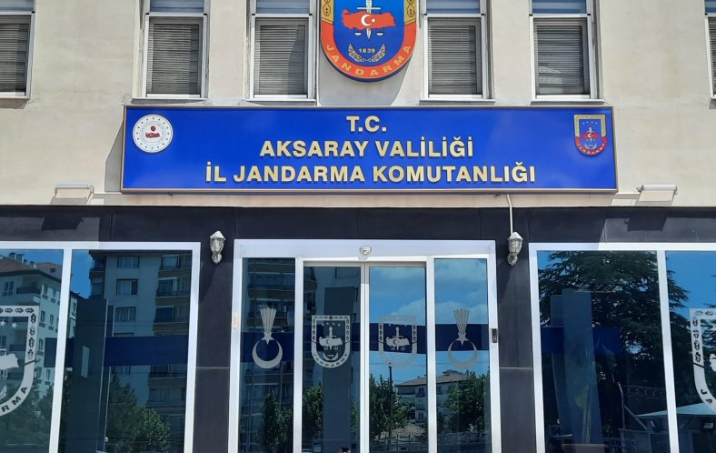 Jandarma Aksaray'da Aranan 12 Şahıs Yakaladı