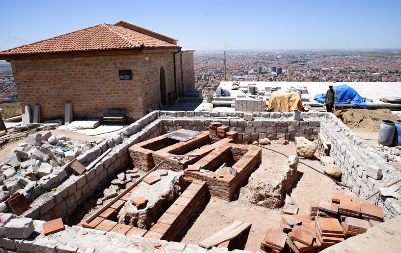 SELÇUKLU DÖNEMİNE AİT MEZARLAR BULUNDU