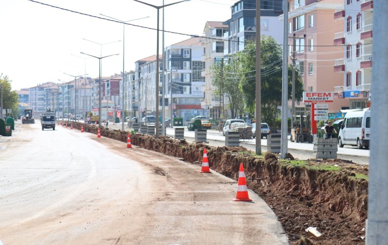 ALPARSLAN TÜRKEŞ BULVARI'NDA YOL GENİŞLETME VE REFÜJ DARALTMA ÇALIŞMAS