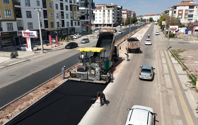 ALPARSLAN TÜRKEŞ BULVARI’NDA ASFALT SERİMİ VE İYİLEŞTİRMELER YAPILIYOR