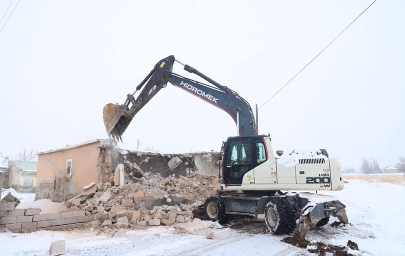 AKSARAY BELEDİYESİ METRUK BİNALARIN YIKIMINDA KAR KIŞ DİNLEMİYOR