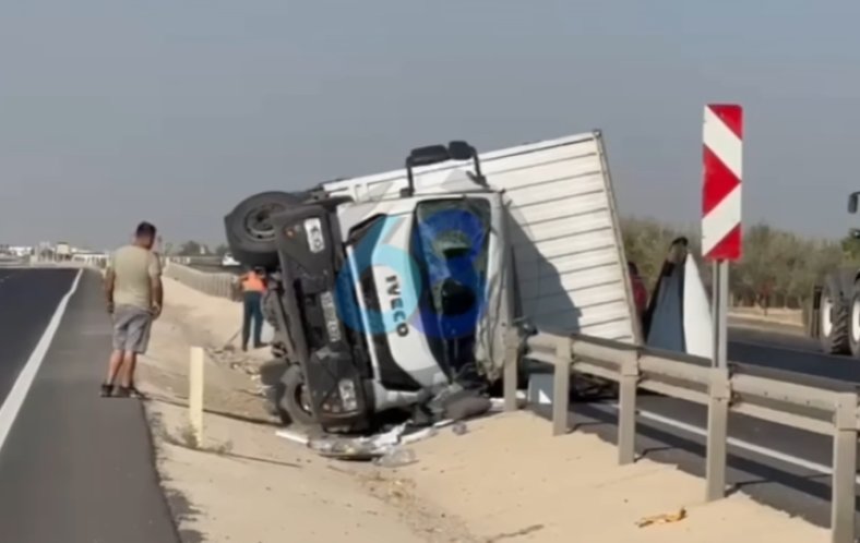 Kamyonet bariyerlere çarptı: 1 yaralı