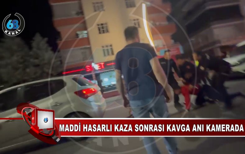 Maddi hasarlı kaza sonrası kavga anı kamerada