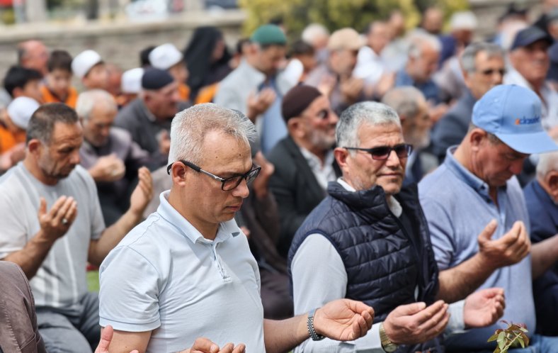 Sultanhanı’nda Bereket Sevinci: Tarihi Kervansarayda Şükür Duası!