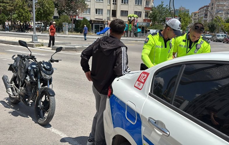 AKSARAY'DA POLİSTEN KAÇAMADI: 17 YAŞINDAKİ SÜRÜCÜYE VE SİGORTASIZ MOTO