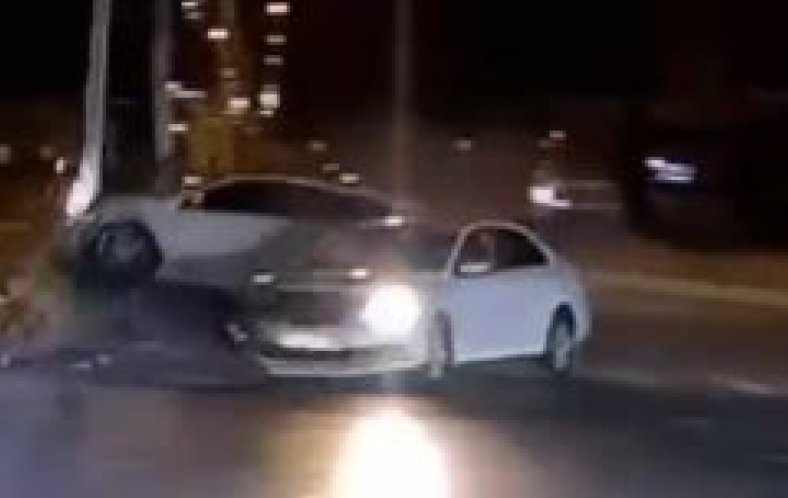 KIRMIZI IŞIKTA ÇARPIŞTILAR: KAZA ANI KAMERADA