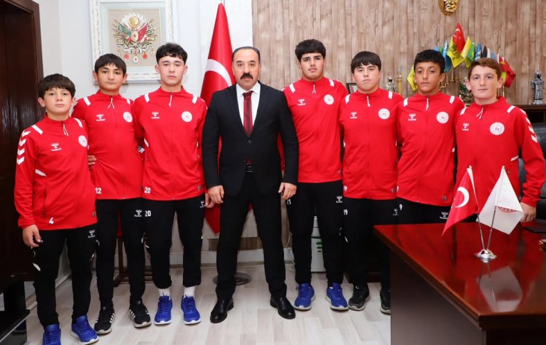 Başarılı SEM Güreşçilerine İl Müdürü Aslan Yıldız’dan Tebrik